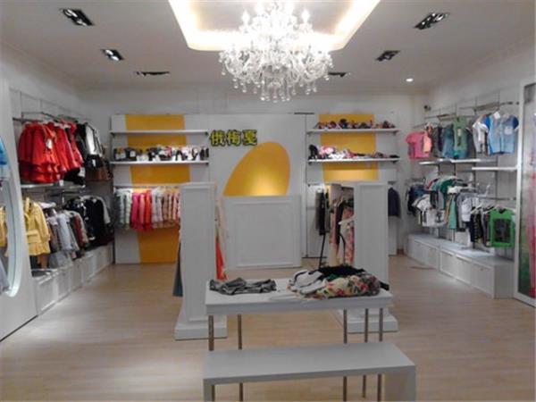 俄梅戛青少年装店铺展示
