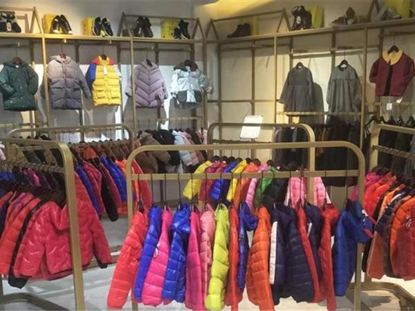 小明星时尚童装店铺展示