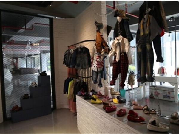 唛可米儿时尚童装店铺展示