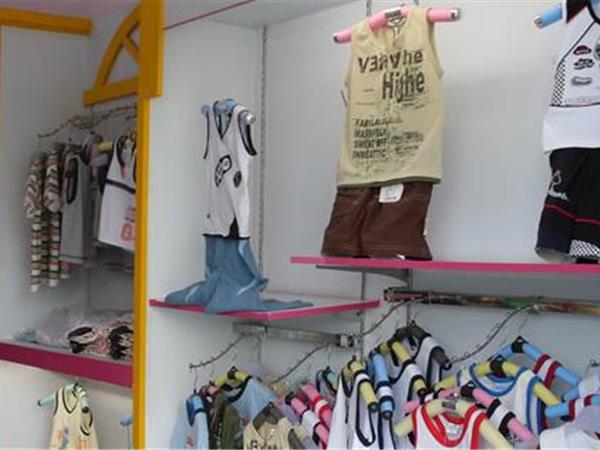 七彩童话青少年装店铺展示