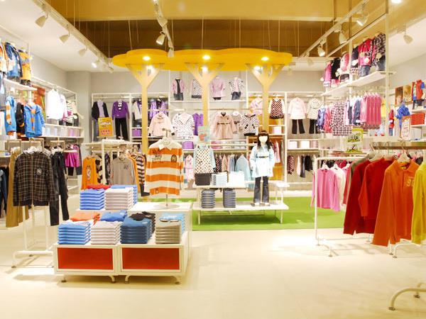 力果贝贝时尚童装店铺展示