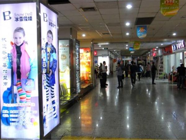 冰雪隆娃时尚童装店铺展示