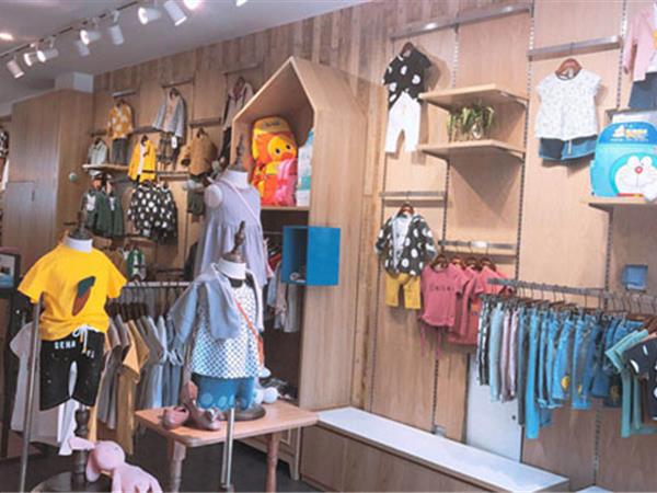 动漫童话时尚童装店铺展示