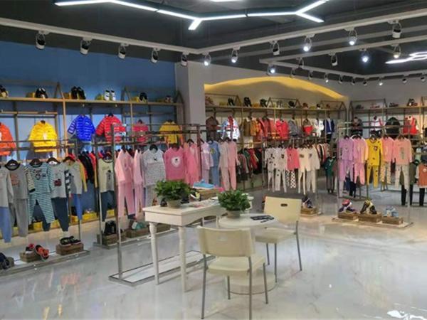 小明星时尚童装店铺展示