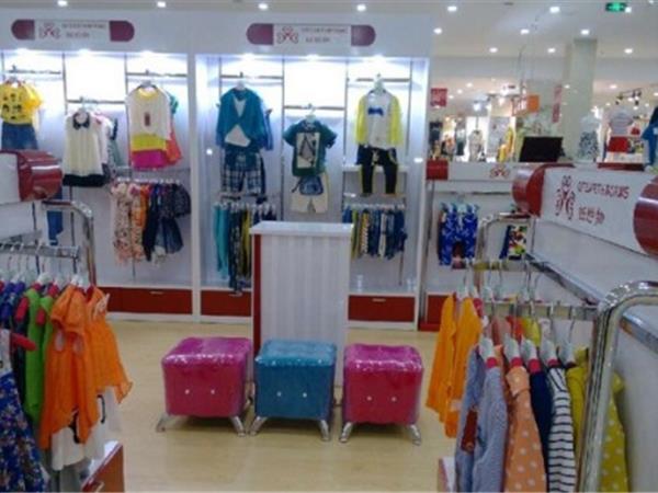 蚯蚓物时尚童装店铺展示