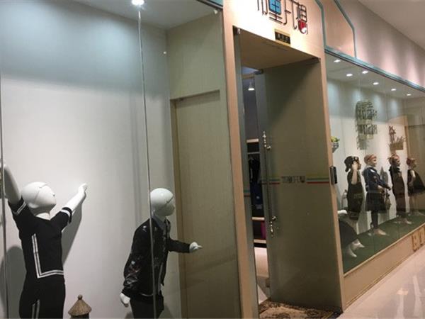 布童凡想时尚童装店铺展示