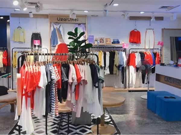 优仔优妹时尚童装店铺展示