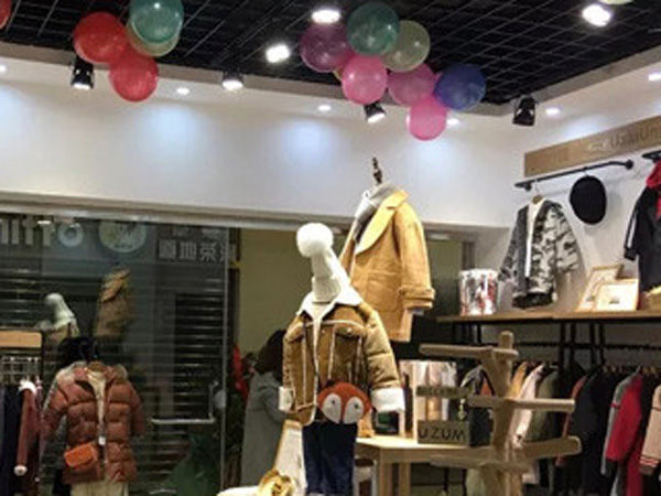 优仔优妹时尚童装店铺展示