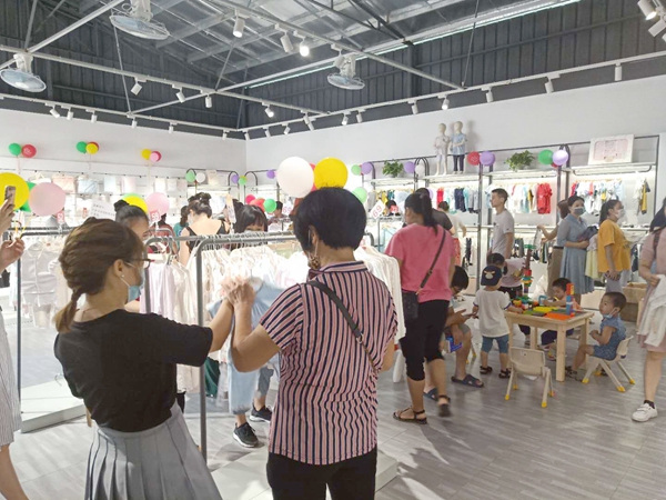 卓儿婴童装店铺展示