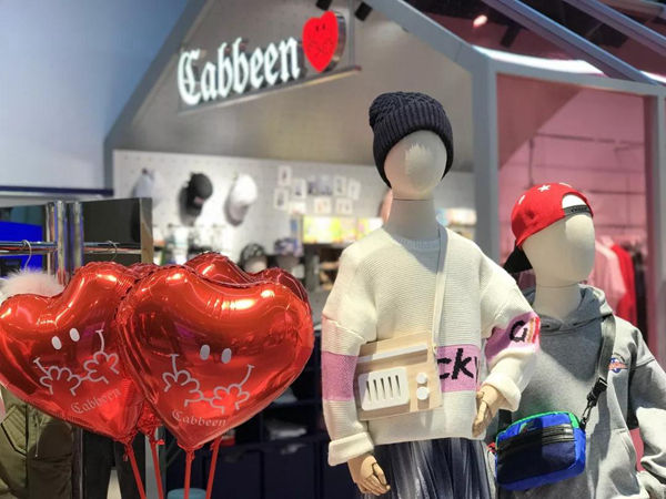 Cabbeen Love时尚童装店铺展示