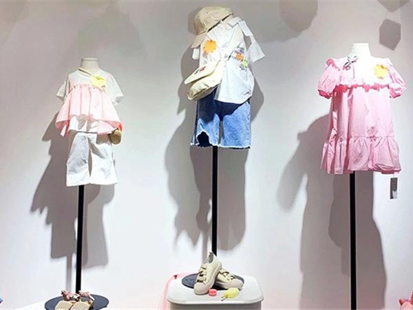 爱西西时尚童装店铺展示