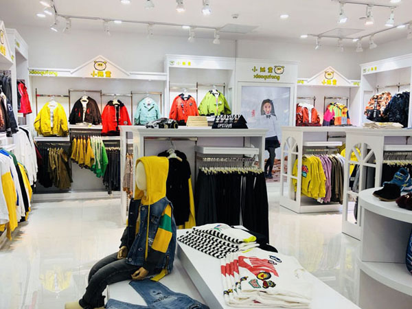 小趣童青少年装店铺展示