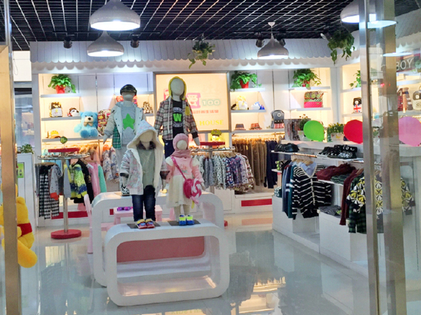 可爱100时尚童装店铺展示
