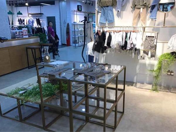 第素青少年装店铺展示