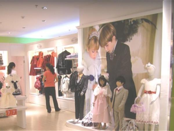 精典小贵族时尚童装店铺展示