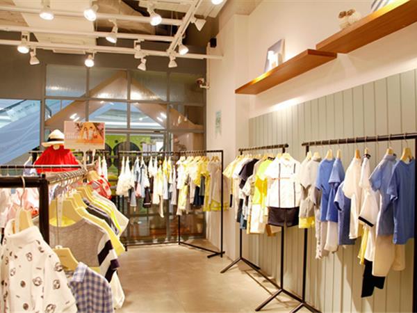 香蕉宝贝时尚童装店铺展示
