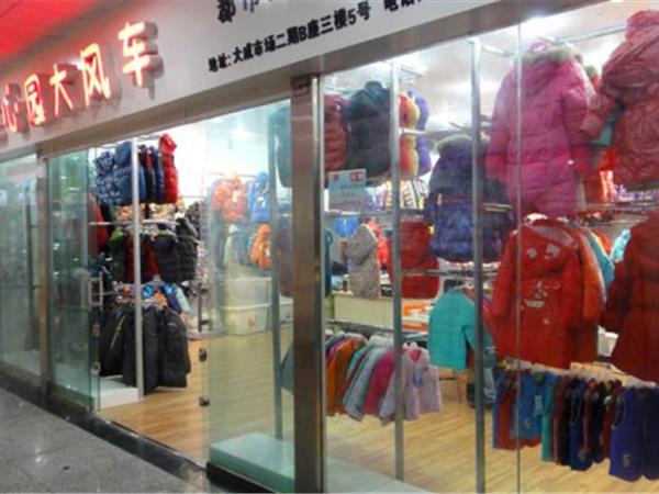 冰雪隆娃时尚童装店铺展示