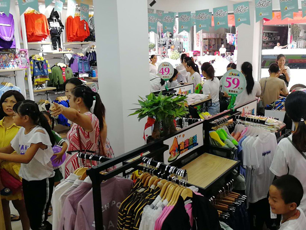 动漫童话时尚童装店铺展示