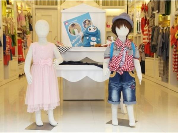 外奇青少年装店铺展示