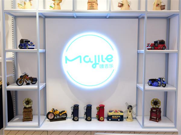 唛吉乐时尚童装店铺展示