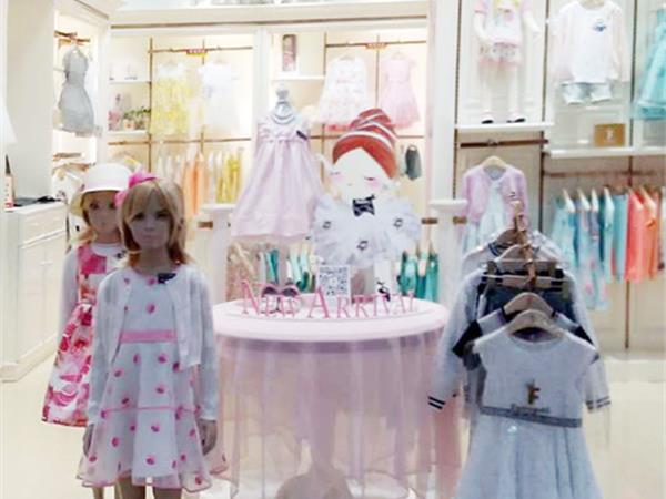 法纳贝儿时尚童装店铺展示