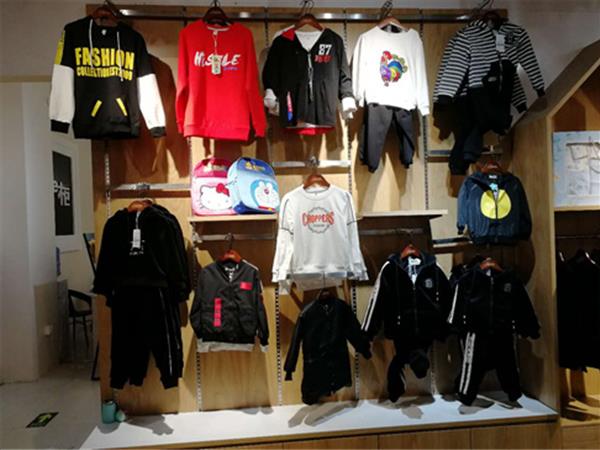 动漫童话时尚童装店铺展示