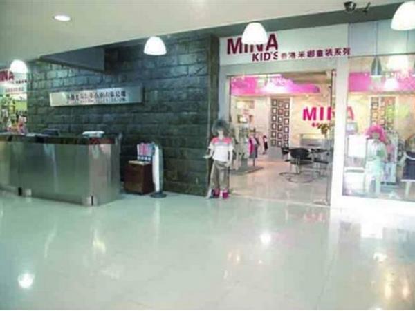 米娜时尚童装店铺展示
