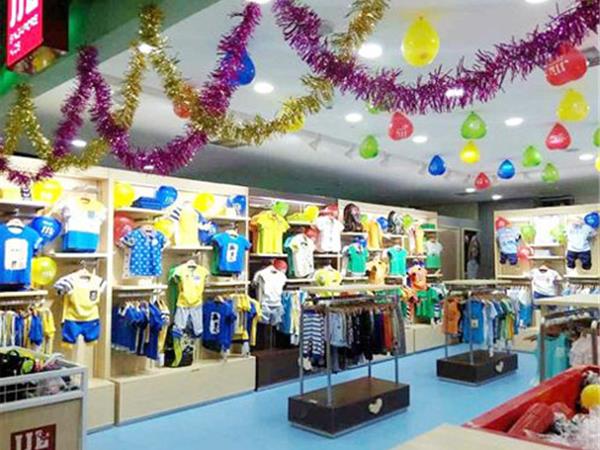 季季乐时尚童装店铺展示