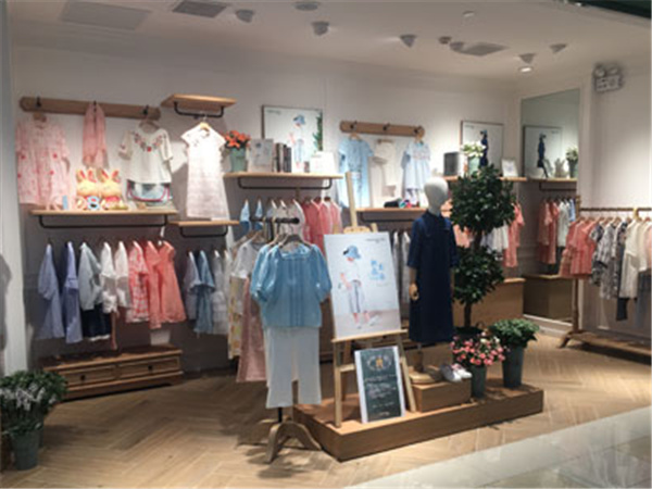 布景青少年装店铺展示