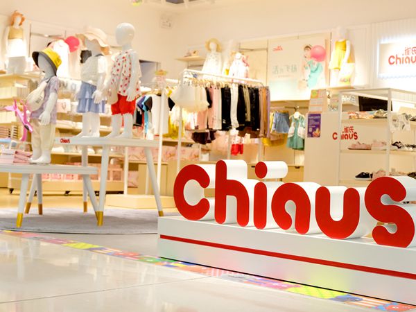 雀氏婴童装店铺展示