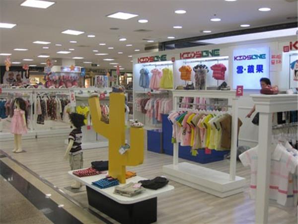雪·苹果时尚童装店铺展示