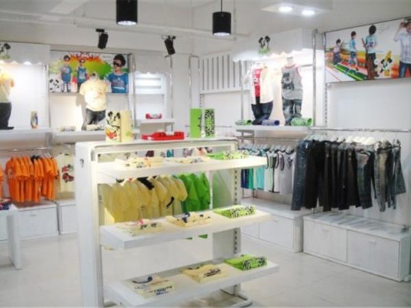 百变乐园时尚童装店铺展示