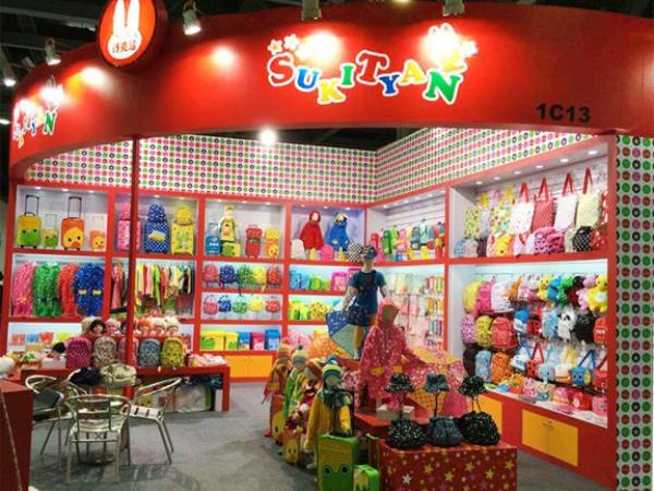 诗克恰时尚童装店铺展示