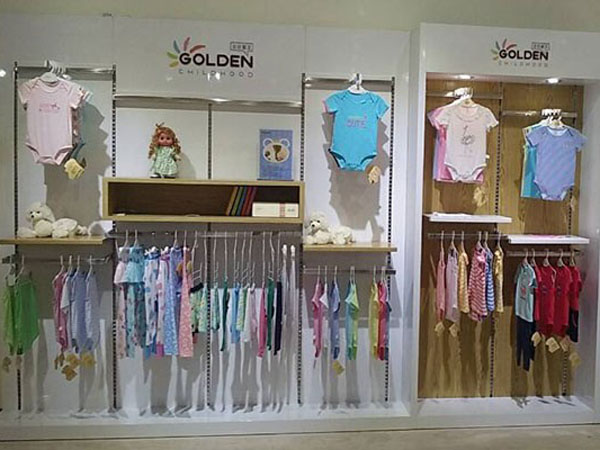 金色童年时尚童装店铺展示