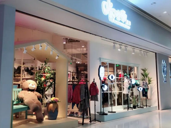 咔哇咿时尚童装店铺展示