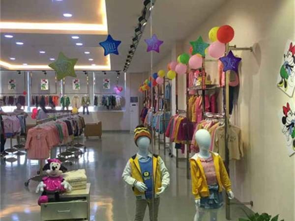 萨米奇时尚童装店铺展示