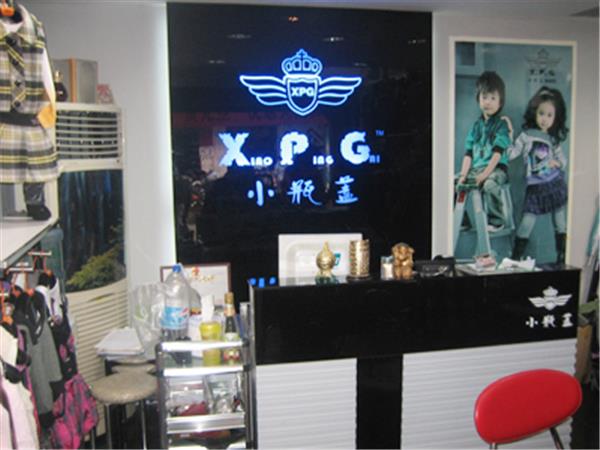小瓶盖时尚童装店铺展示
