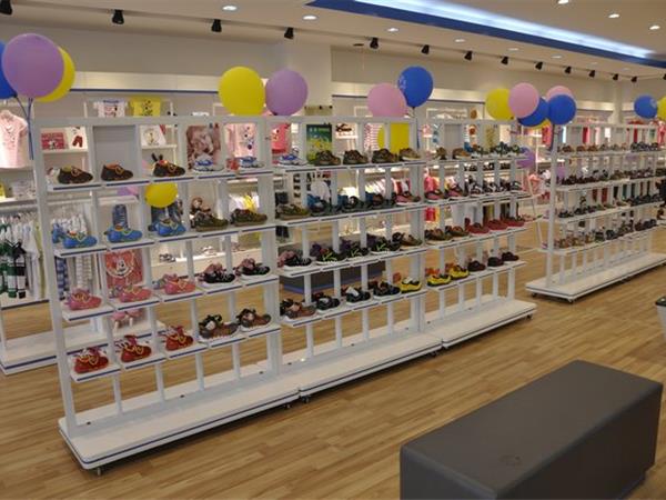 乖乖狗时尚童装店铺展示