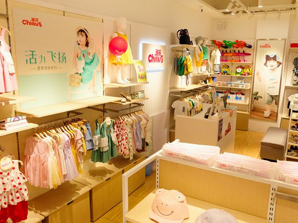 雀氏婴童装店铺展示