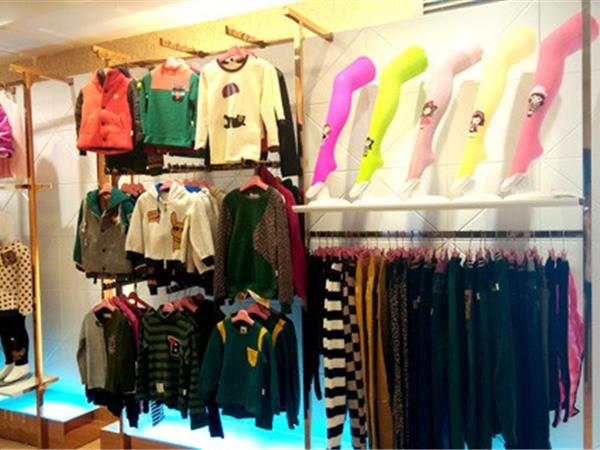耶丽雅时尚童装店铺展示