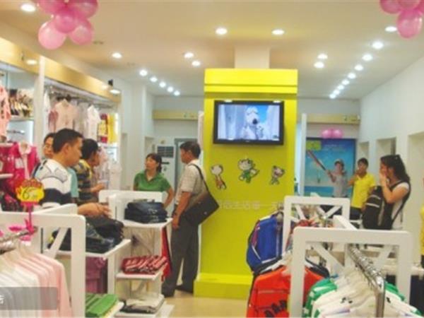 青蛙皇子时尚童装店铺展示