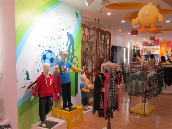 小鸟嘟比时尚童装店铺展示