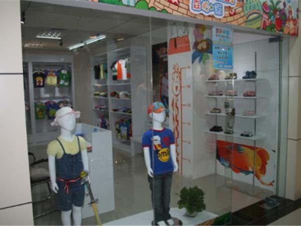 森柏阮时尚童装店铺展示
