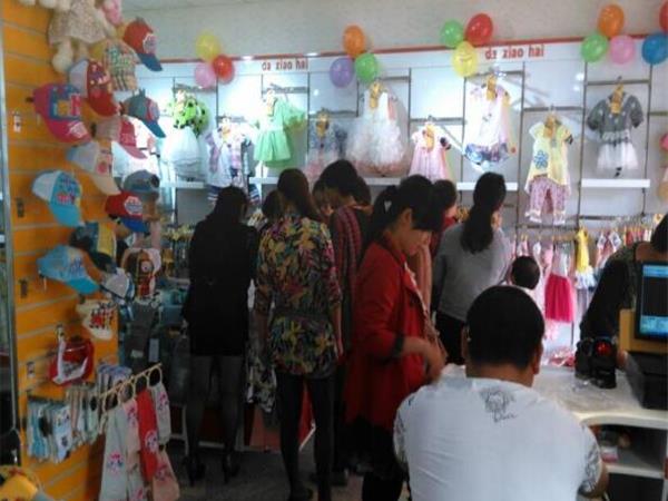 大小孩时尚童装店铺展示