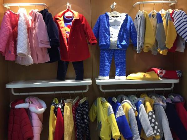 咔咔小象时尚童装店铺展示