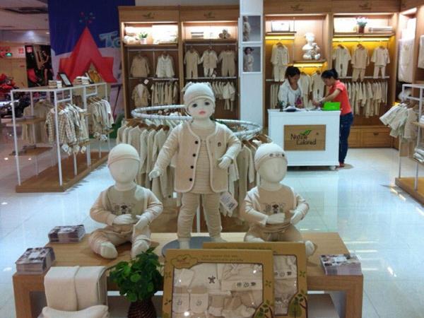 本色棉婴童装店铺展示