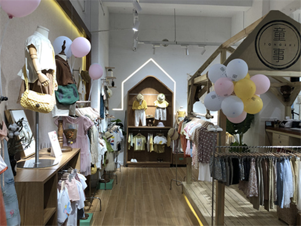童事青少年装店铺展示