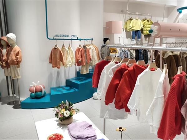 Branca时尚童装店铺展示