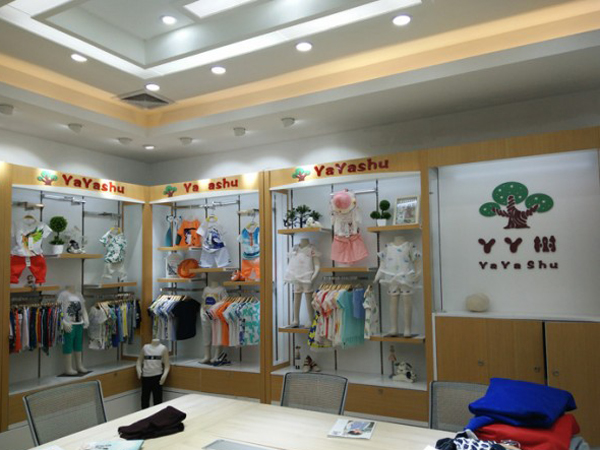 丫丫树时尚童装店铺展示