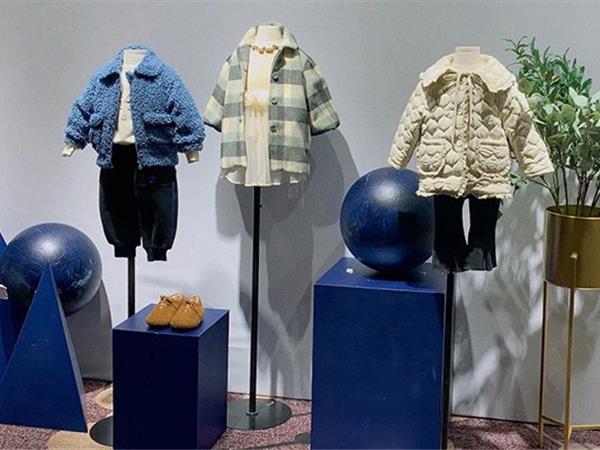 爱西西时尚童装店铺展示